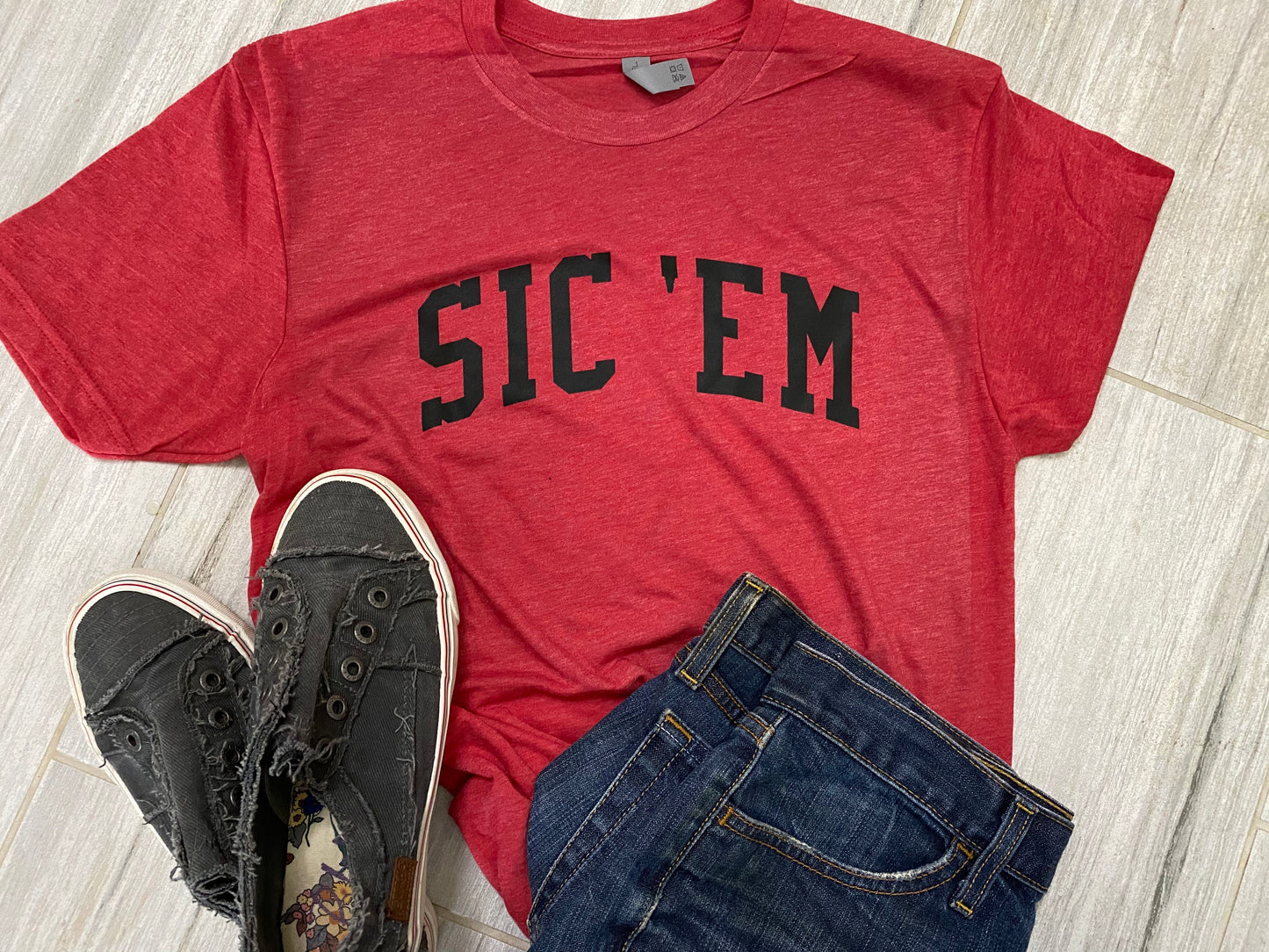 Sic ‘Em Tee & sweatshirt